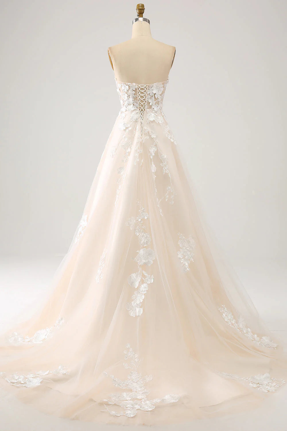 Robe de mariée longue style corset avec décolleté en cœur et appliques